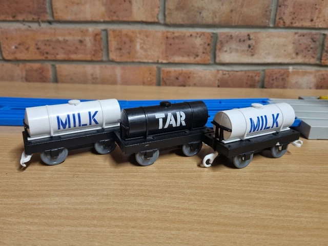Milk Engine TOMY TRACKMASTER THOMAS The Tank Engine Trucks 2 x Milk Wagons 1 X Tar ...