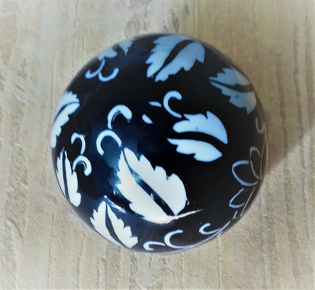 Boule Décorative Noir Et Blanc Feuilles Fleurs Stylisées - Occasion, Bon état
