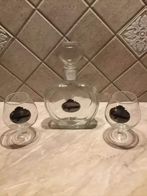 Deux Verres à Cognac Et une Carafe Avec Plaque Écusson En Etain En Parfait État