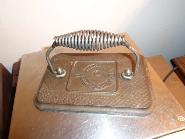 Lodge Since 1896 Cast Iron Bacon Burger & Meat Grill Press w Spiral Handle