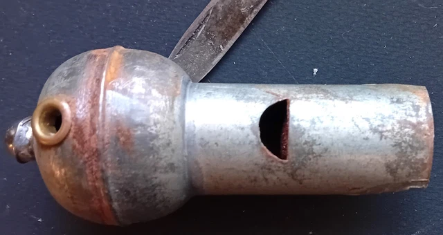 Vieux Appeau De Chasse En Cuir Et Laiton - Ancien