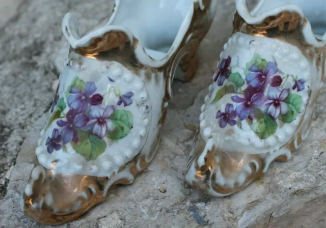 ancienne paire de chaussure en porcelaine a décor de fleurs des violettes 2