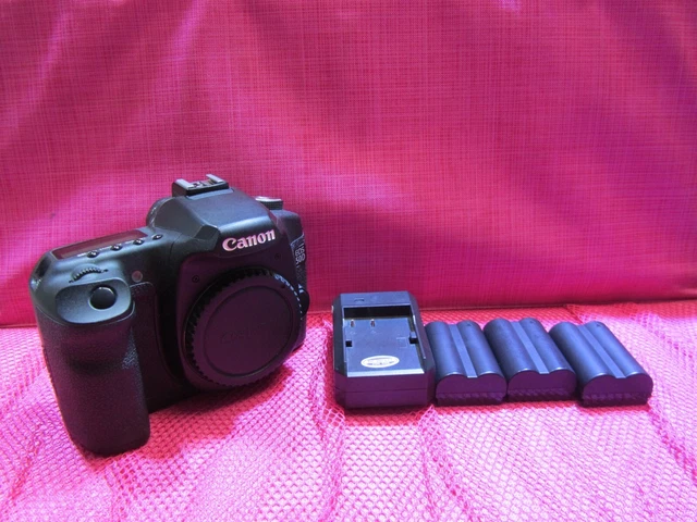 Canon EOS 50D 15.1 MP Digital SLR Camera Body 3 Batteries, 1 Charger -PARTS ONLY