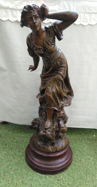 Buste de femme en plâtre, monté sur un socle en marbre, H. Avec socle : 42 cm