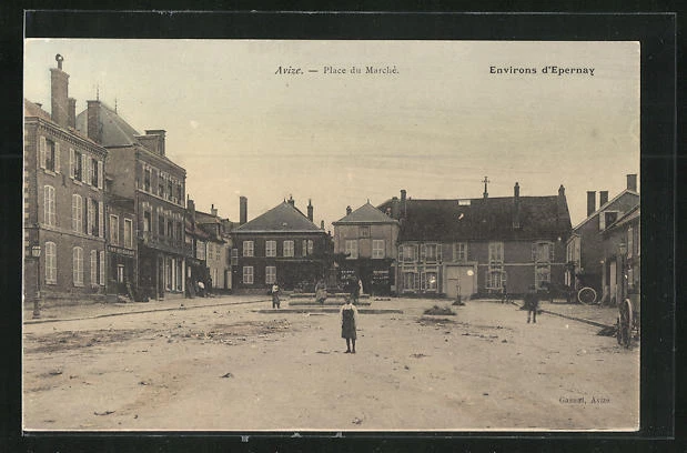CPA Avize, Place du Marche and Fountain