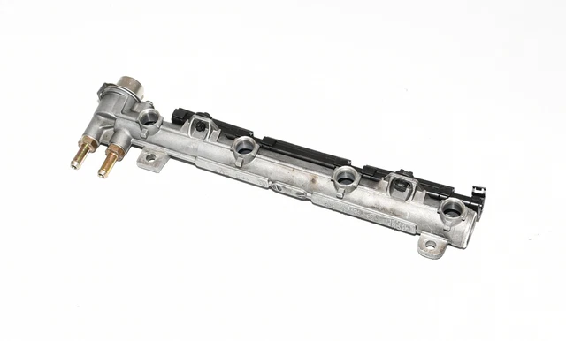 Distributeur De Carburant / Rampe D'Injection Audi A6 4F 2.7 TDI BPP/BSG