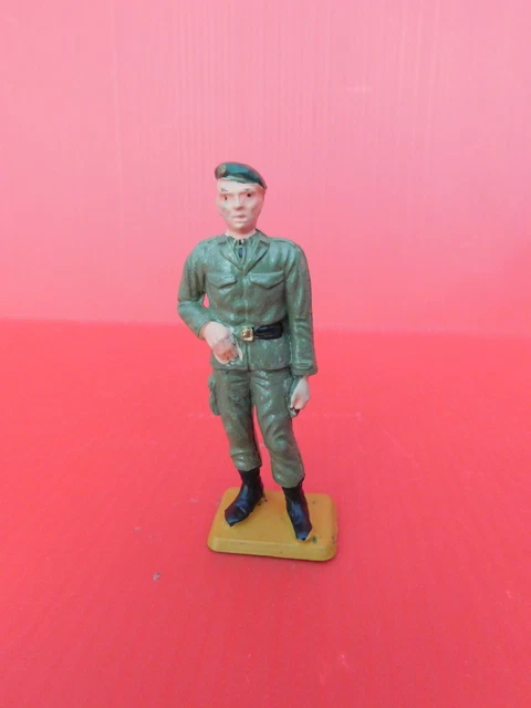 Starlux. Armée Suisse avec Drapeau. 4 Cavaliers et 13 piéton