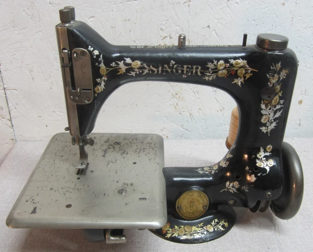 1886 Singer cast iron sewing machine