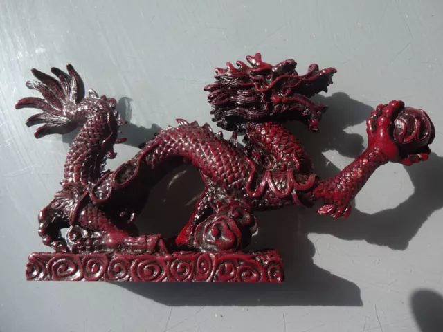 Dragon Chinois Feng Shui Porte Bonheur. En Poly résine Rouge Bordeaux 23 x 12 cm