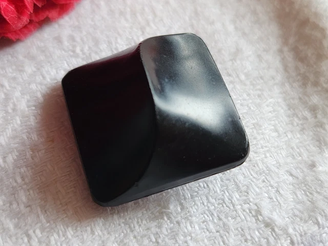 Gros bouton  ancien en verre noir mat fort relief original pied metal 2,1 G18C