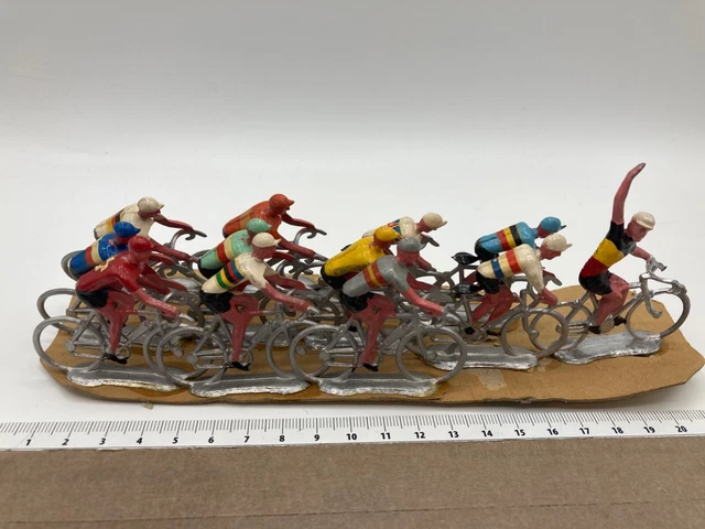 Salsa, 12 Coureurs Cyclistes Maillots Nationaux Sur Plaque.