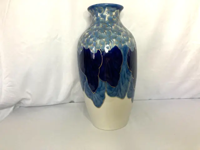 THARAUD (C), Grand vase en porcelaine de Limoges art déco début XXème