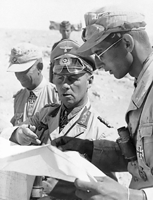 WW2 PHOTO WWII German General Erwin Rommel with Map Afrika Korps / 2273