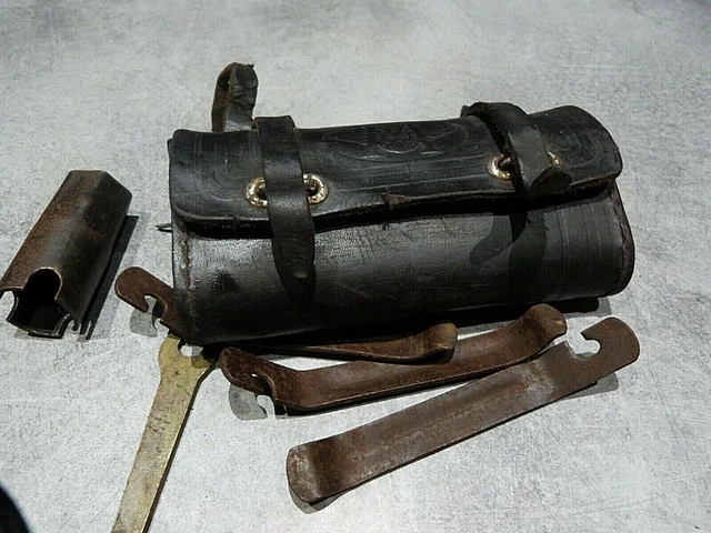 Sacoche Ancienne Avec Outils De Maréchal-ferrant – Authentique Et Pleine De Caractère