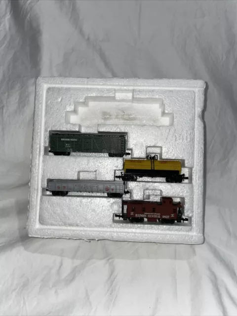 Vintage HO Gauge Train Cars Set Of Four Northern Pacific Illinois Central DuPont