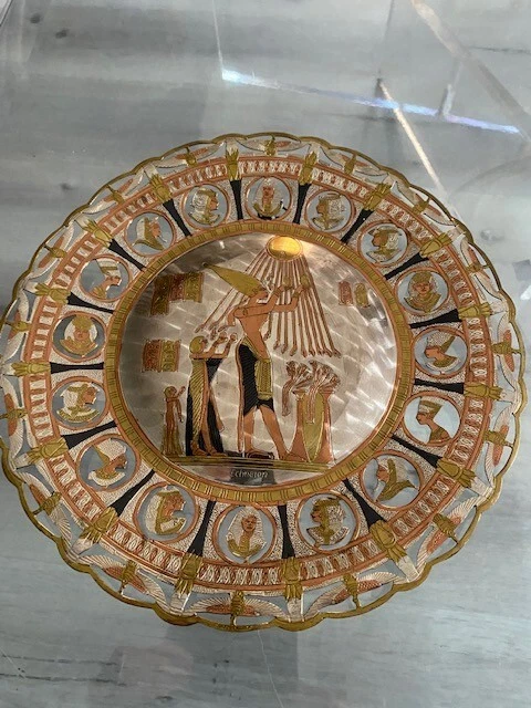 Assiette murale en laiton émaillé