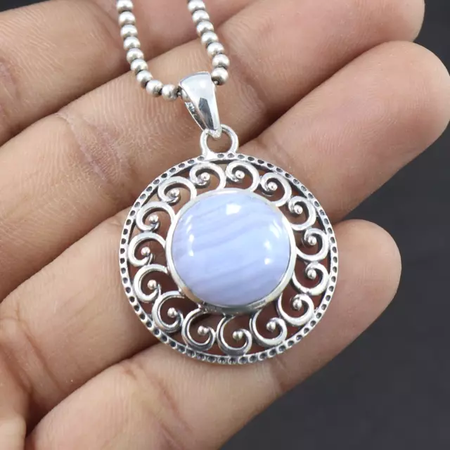 Élégance tranquille : Pendentif en argent sterling avec agate et dentelle...