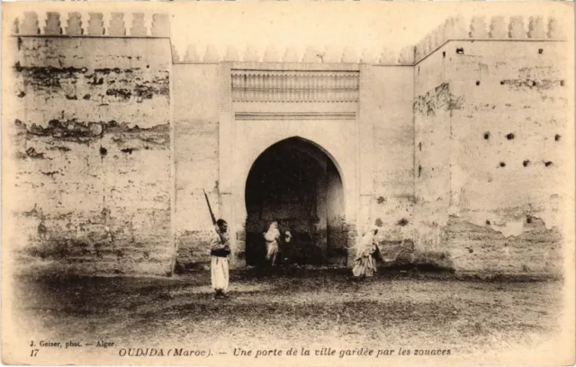 CPA AK MAROC Geiser Oudjda Une porte de la ville gardée par les zouaves (68992)
