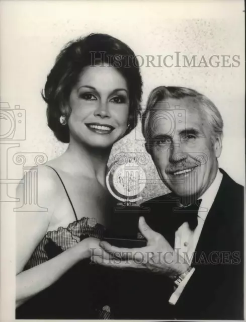 1980 Press Photo Actors Mary Tyler Moore, Jason Robards Host Tony Awards