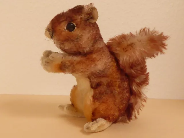 Steiff Eichhörnchen PERRI mit Nuss, 22 cm, ohne Knopf Fahne Schild, Mohair