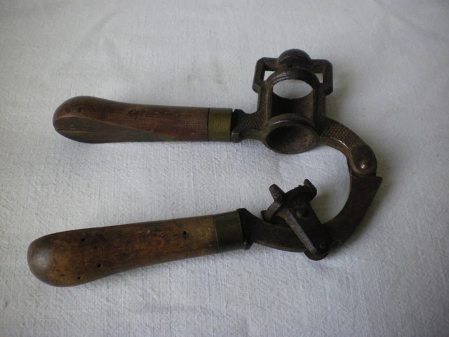 Ancien Sertisseur De Cartouches Calibre 16 - Outil De Chasse En Métal