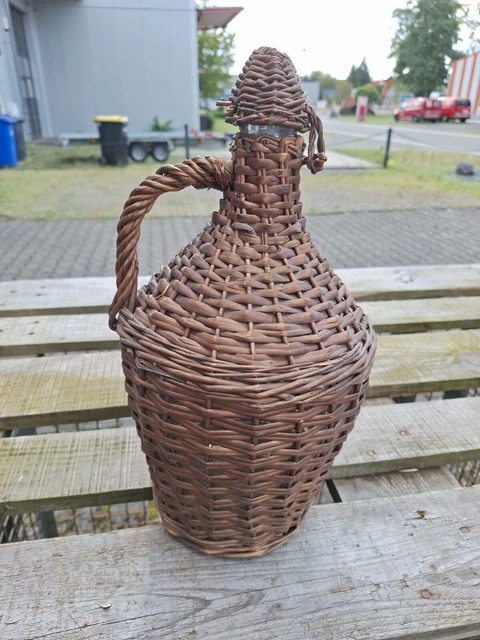 Schöne alte Weinflasche im Weidenkorb - Vintage Shabby Deko