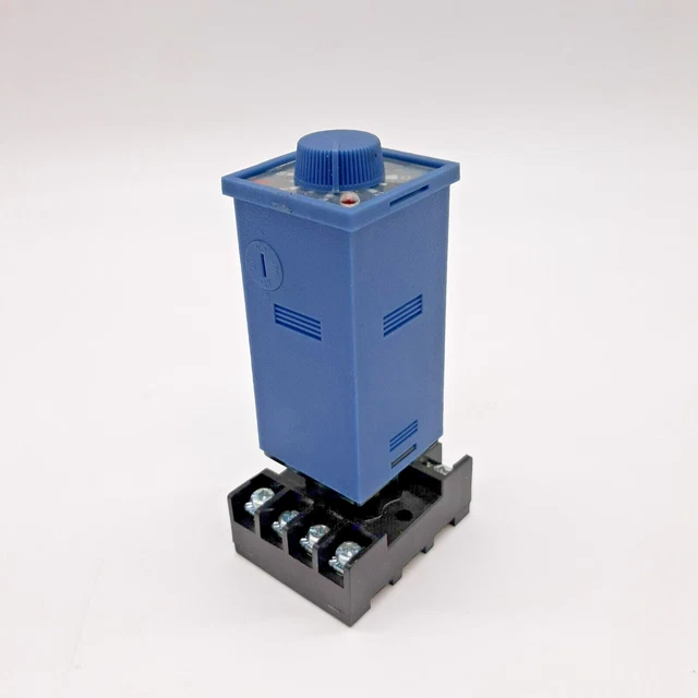 ATC 339A200Q2X Time Delay Relay w/ Allen-Bradley 700-HN125 Socket