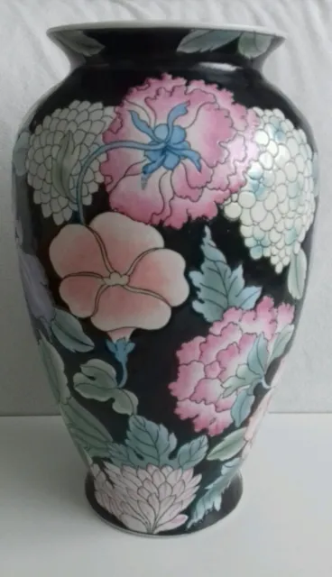Vintage chinesische Famille rosa schwarz handbemalte Vase. Rosa grüne Blumenmuster