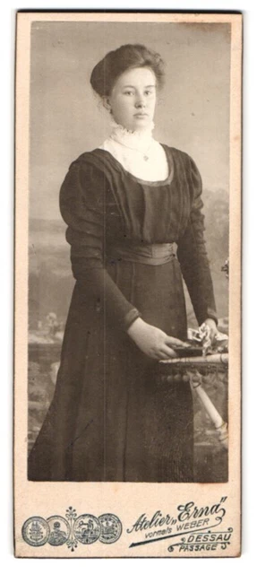 Fotografie Atelier Erna, Dessau, Portrait junge Dame im modischen Kleid mit Hal