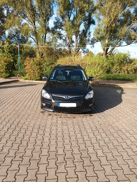 Hyundai i30 CW kombi 2011 1.4 Benzin 109 PS TUV bis 2/2025 Hyundai i30 CW kombi 2011 1.4 Benzin 109 PS TUV bis 2/2025
