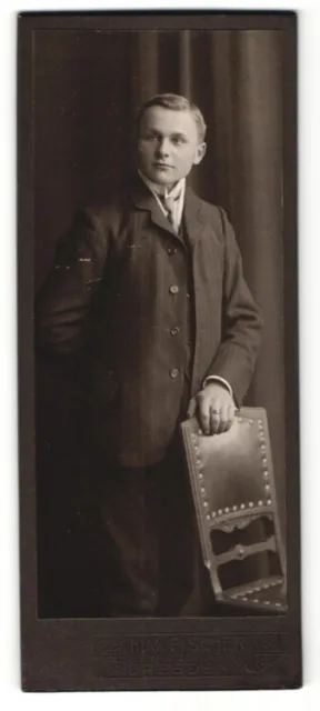 Fotografie Max Fischer, Dresden, Portrait junger Mann im Anzug mit Krawatte an