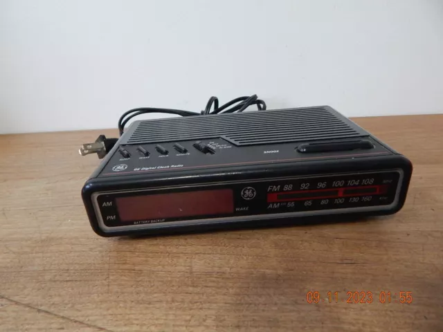Vintage GE Digital Alarm Clock Radio AM FM Woodgrain Model 7-4612B