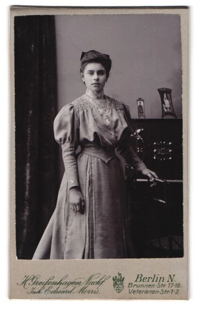 Fotografie H. Greifenhagen, Berlin, Brunnen-Straße 17-18, hübsche Frau in taill