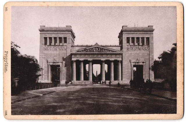 Fotografie Ferd. Finsterlin, München, Ansicht München, Blick auf das Propyläen,