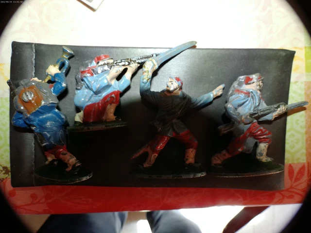 QUIRALU. Ensemble de dix-huit soldats en aluminium peint (Ma - Lot 346