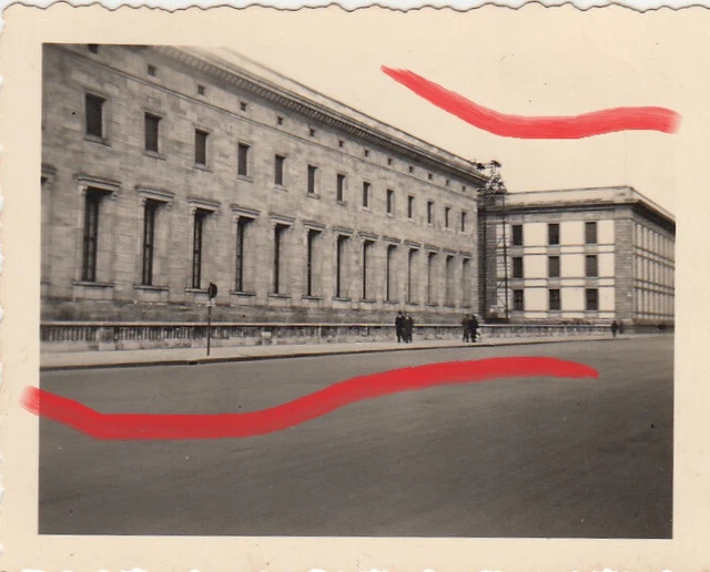 Foto WH Soldat 3. Gebirgs-Division Berlin Reichskanzlei Gebäude Geb.Jg. *193 2