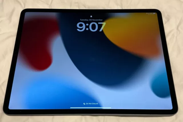 iPad Pro 12.9 Inch (3rd Generation) 256GB, Wifi WITH Magic Keyboard Case
