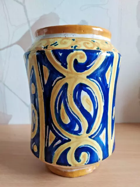 Pot ou vase en faïence, dans le style Afrique du nord. Signé sous le socle.