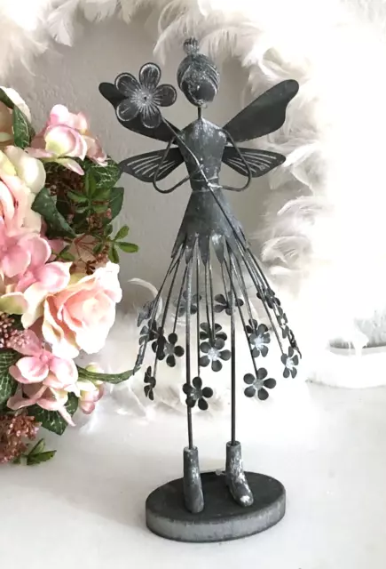 Große Elfe Blumenelfe Blumenmädchen mit Blüte Engel Figur, Metall Shabby grau