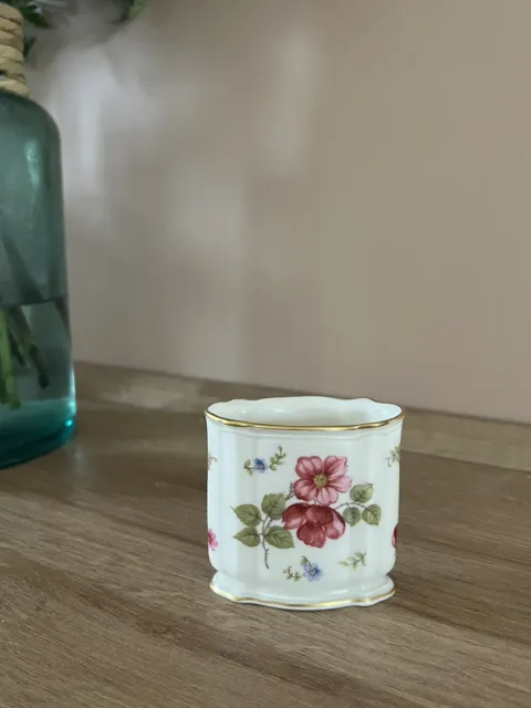 Ancien Petit Vase En Porcelaine Allemande Décor Fleur Roserthal numéroté