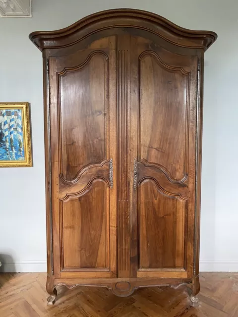 Superbe et belle armoire époque Louis XV noyer