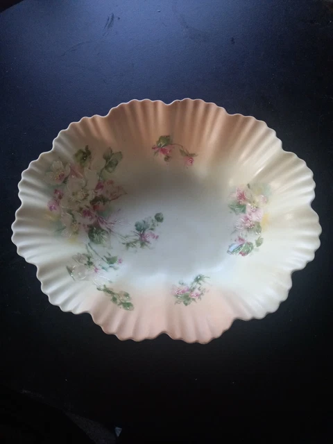 Lot De 3 Assiettes Anciennes En Porcelaine Britannia Works - Karlsbad Austria - Motif Chérubins Et Roses - Diamètre 19 Cm