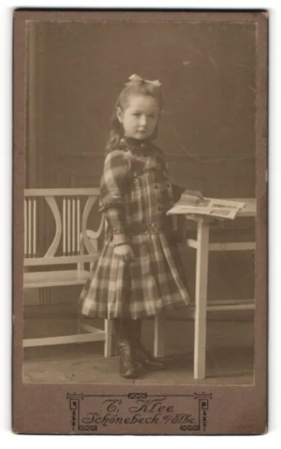 Fotografie C. Klee, Schönebeck a. Elbe, junges Mädchen Marta im karierten Kleid