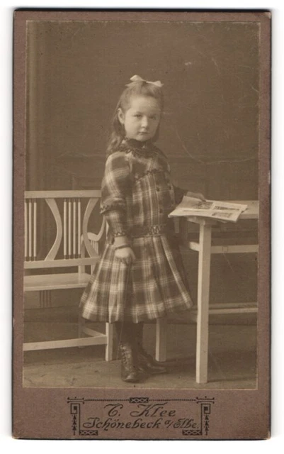 Fotografie C. Klee, Schönebeck a. Elbe, junges Mädchen Marta im karierten Kleid