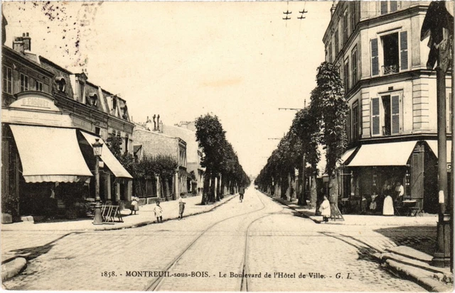 CPA MONTREUIL-under-WOOD Boulevard de l'Hotel de Ville (1353998)