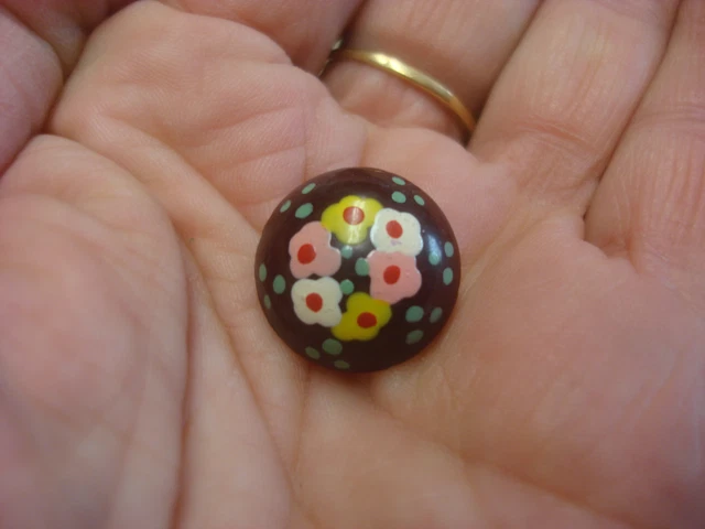 ANCIEN  BOUTON  peint a la main fleurs bordeaux  1,8 cm ( 97 )