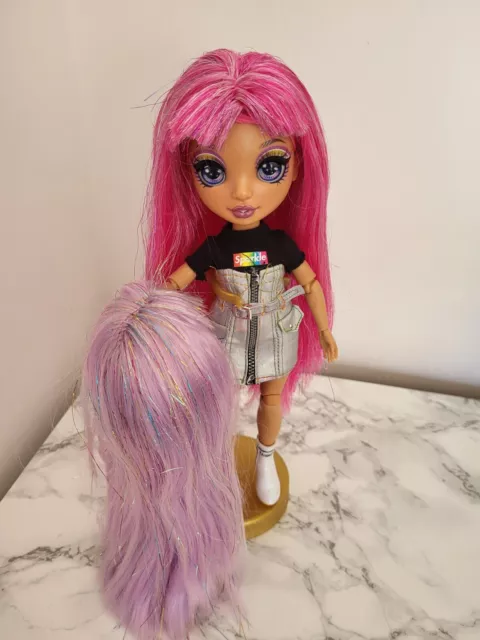 RAINBOW HIGH Avery Styles Fashion Studio Fashion Doll with 2 x wigs And Stand