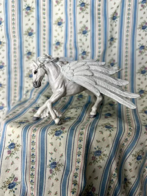 2007 White Pegasus Safari Ltd. Mythical Realms Figure Flying Horse figure