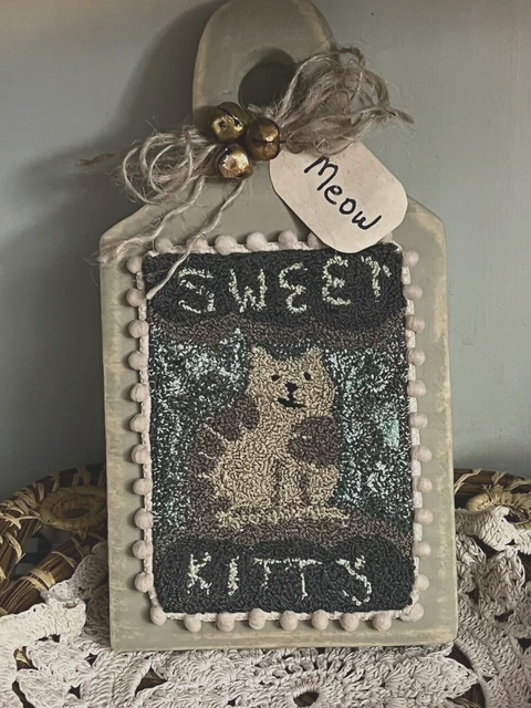 Aguja punzante primitiva en bocina ""Sweet Kitty"" campanas maullido estante percha
