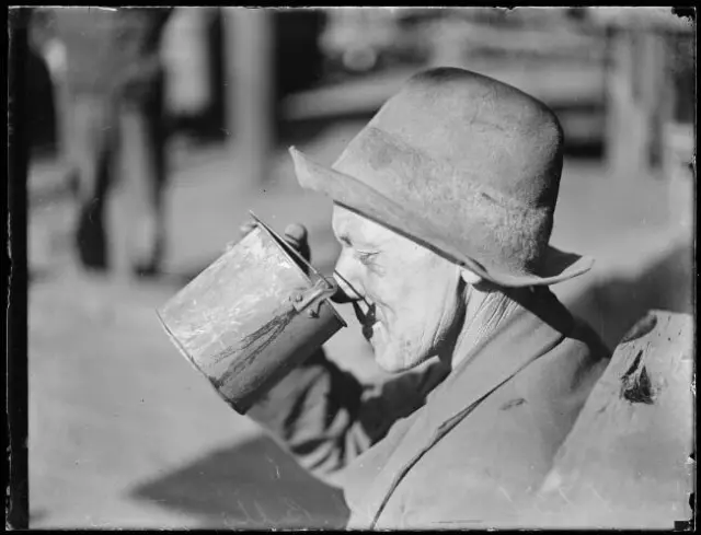 Miner drinking from a billy can Bulli NSW 1930 OLD PHOTO